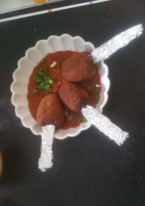 ब्रेड लॉलीपॉप विथ शेजवान सॉस (Bread Lolipop with schezwan sauce recipe in hindi) रेसिपी मुख्य फोटो