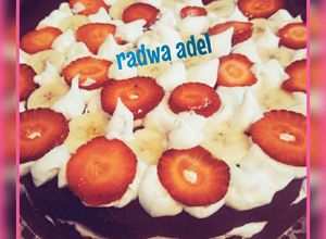 صورة لوصفة تورتة شوكولاته (بكريم الشانتيه والموز والفراولة)