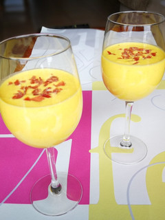 Una foto de Gazpacho de mango con jamón curado