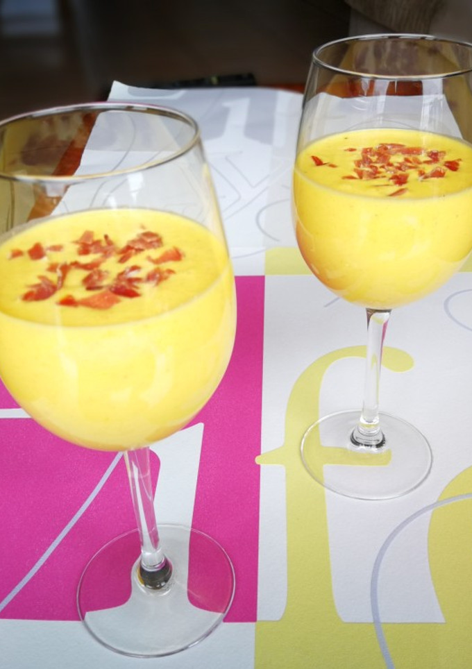 Una foto de Gazpacho de mango con jamón curado