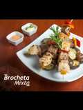 Brochetas mixtas con papas nativas salteadas a las finas hierbas