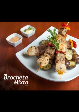 Una foto de Brochetas mixtas con papas nativas salteadas a las finas hierbas