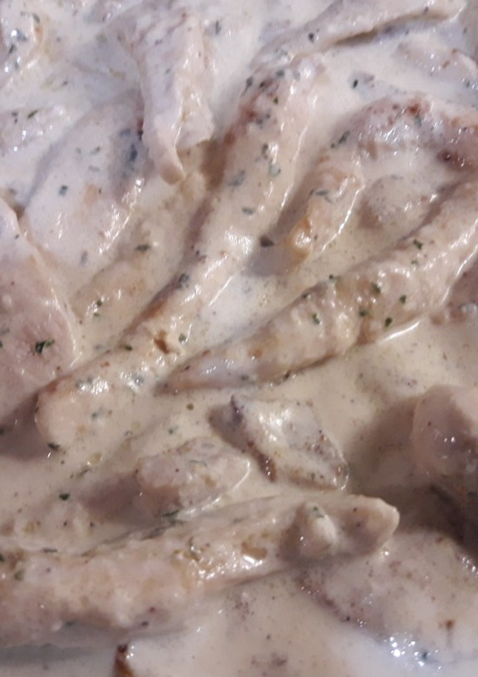 Una foto de Pechugas con nata y butifarra blanca