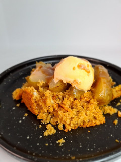 Una foto de Crumble de Queso Azul, Pera Caramelizada, Helado y Salsa Dulce