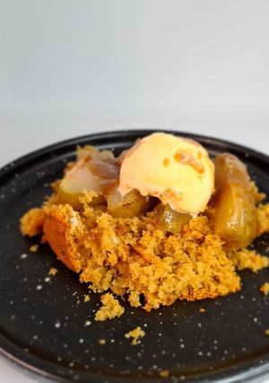 Una foto de Crumble de Queso Azul, Pera Caramelizada, Helado y Salsa Dulce