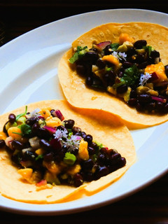 Una foto de Tacos de azukis, aguacate y mango 🌮