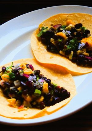 Una foto de Tacos de azukis, aguacate y mango 🌮