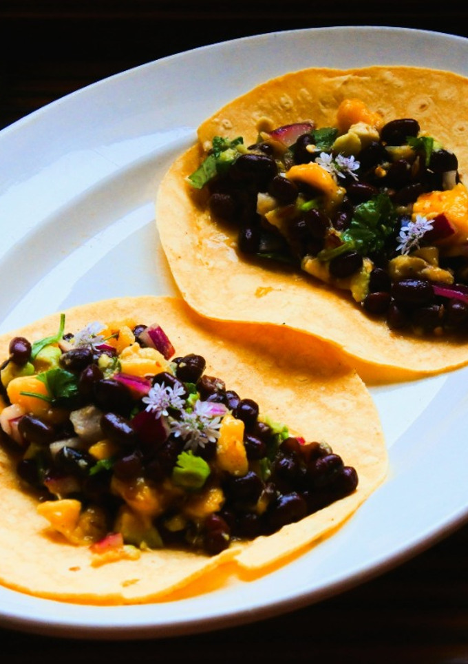 Una foto de Tacos de azukis, aguacate y mango 🌮