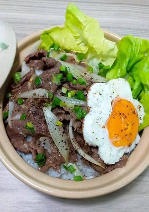 Hình của món Gyudon - Cơm bò xào kiểu Nhật.