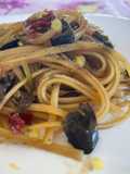 Linguine con Acciughe Sott’Olio, Olive Nere e Scorza di Limone Grattugiata