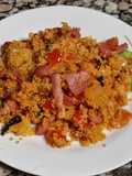 Cous cous a la hierbabuena con bacon y salchichas