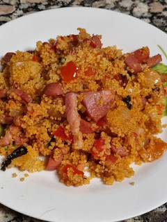 Una foto de Cous cous a la hierbabuena con bacon y salchichas