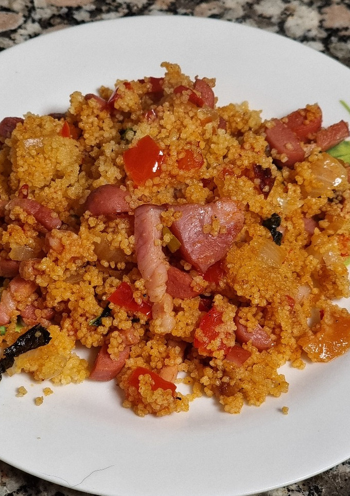 Una foto de Cous cous a la hierbabuena con bacon y salchichas