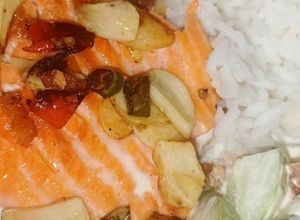 Gambar Salmon Panggang dengan Bawang Putih, Cili Padi dan Halia