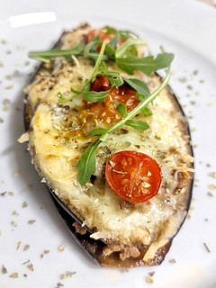 Una foto de Berenjenas gratinadas rellenas con carne picada