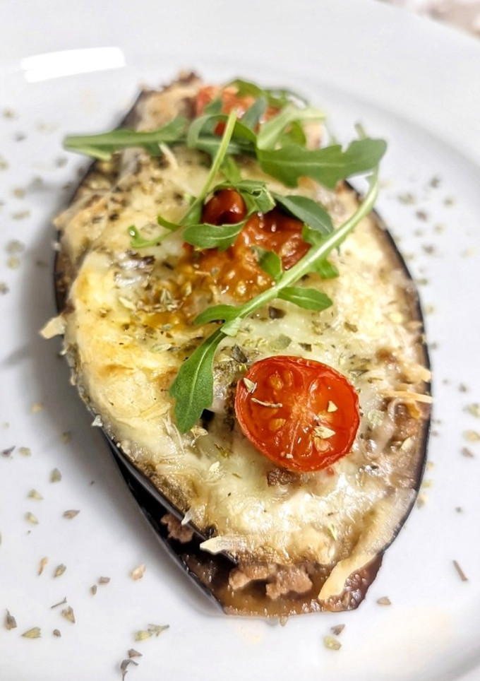 Una foto de Berenjenas gratinadas rellenas con carne picada
