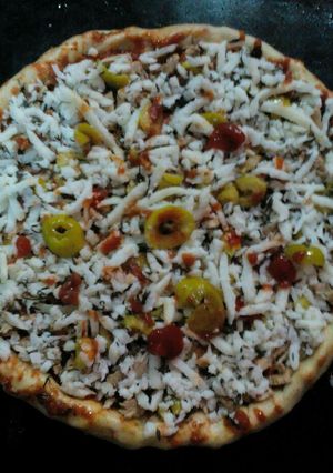 صورة لوصفة بيتزا كل مكوناتها من صنع ايديا🍕🍟🍴