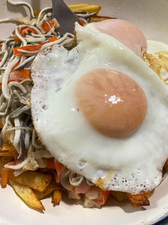 Una foto de Revuelto de gulas con patatas fritas 🍟🍳🦀