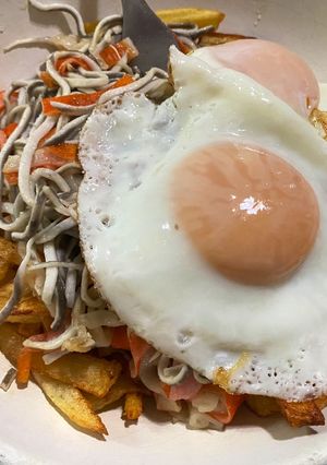 Una foto de Revuelto de gulas con patatas fritas 🍟🍳🦀