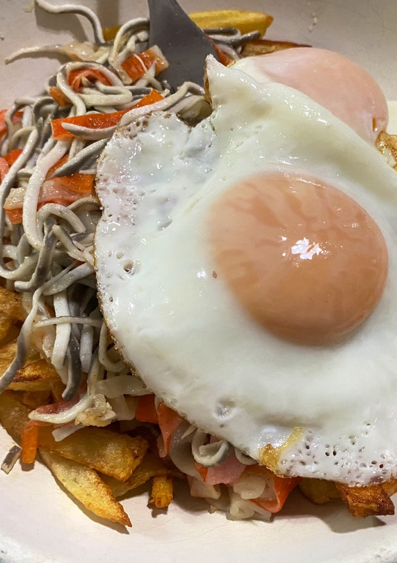 Una foto de Revuelto de gulas con patatas fritas 🍟🍳🦀