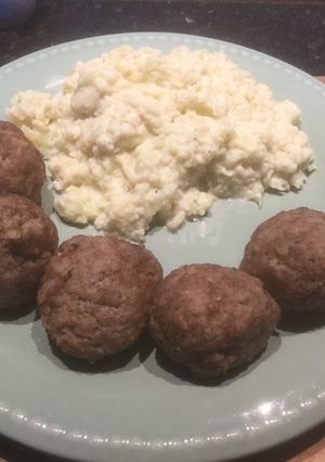 Una foto de Keppes con puré de coliflor