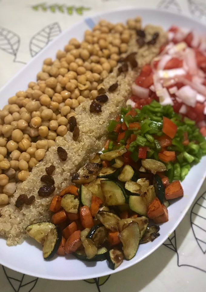 Una foto de Ensalada de garbanzos y quinoa