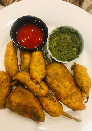A picture of Hari mirch ke pakoray (Green Chilli Fritters).