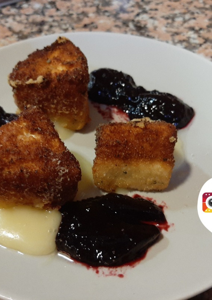 Una foto de Queso Camembert Frito con Mermelada de Arándanos