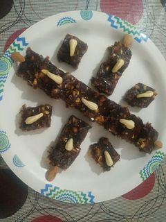ખજૂર પાક (Khajoor Paak Recipe In Gujarati) રેસીપી મુખ્ય ફોટો