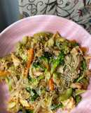 Noodles de arroz con salmón y verduras