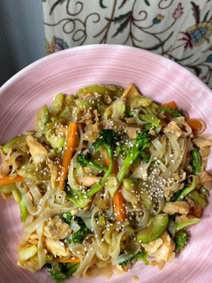 Una foto de Noodles de arroz con salmón y verduras