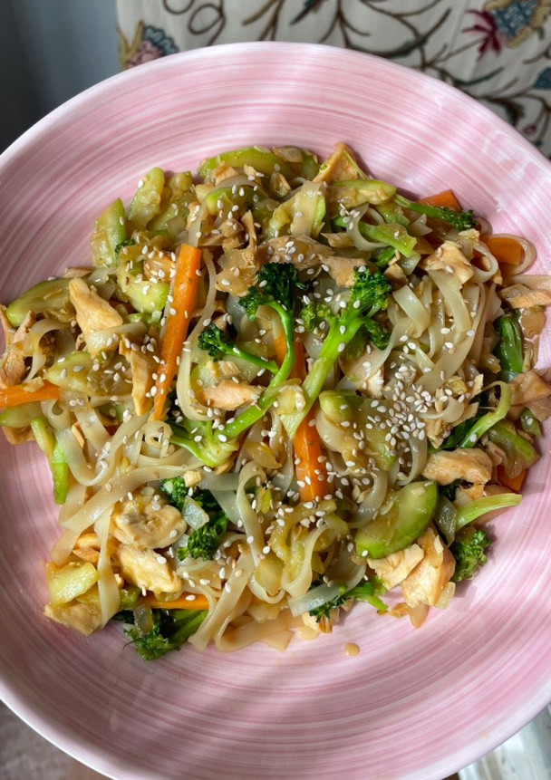 Una foto de Noodles de arroz con salmón y verduras