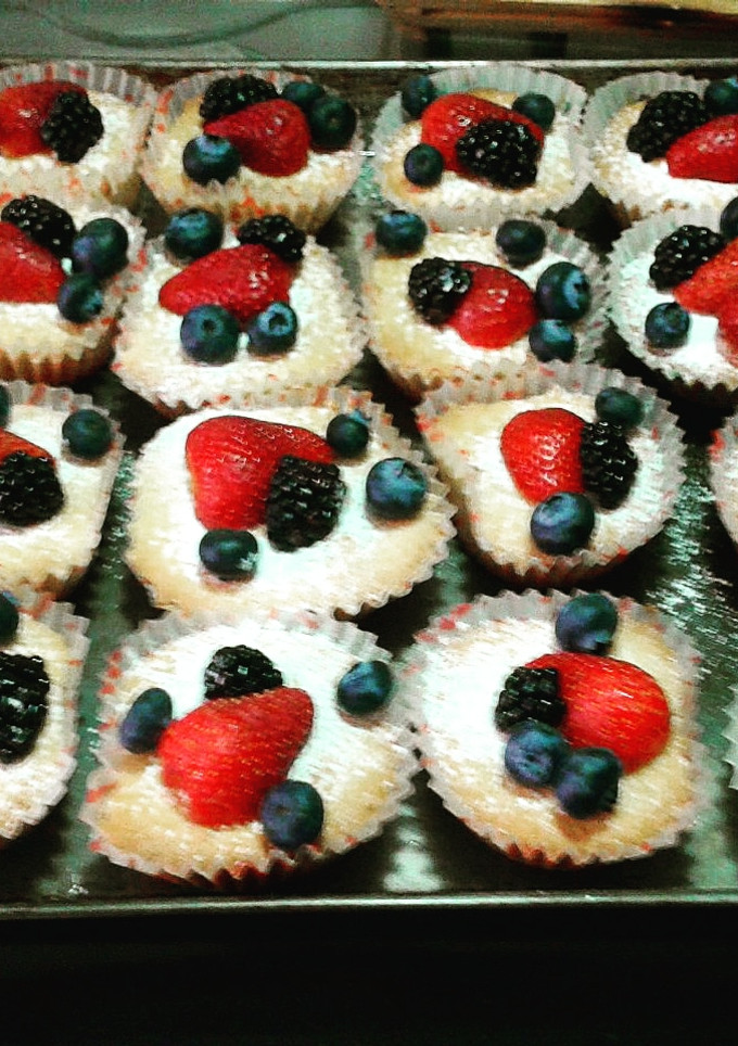 Una foto de Tartaletas de almendra con frutos del bosque