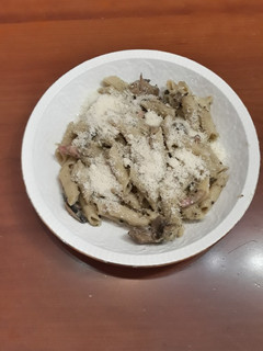 Una foto de Macarrones con salsa de aguacate y bacon