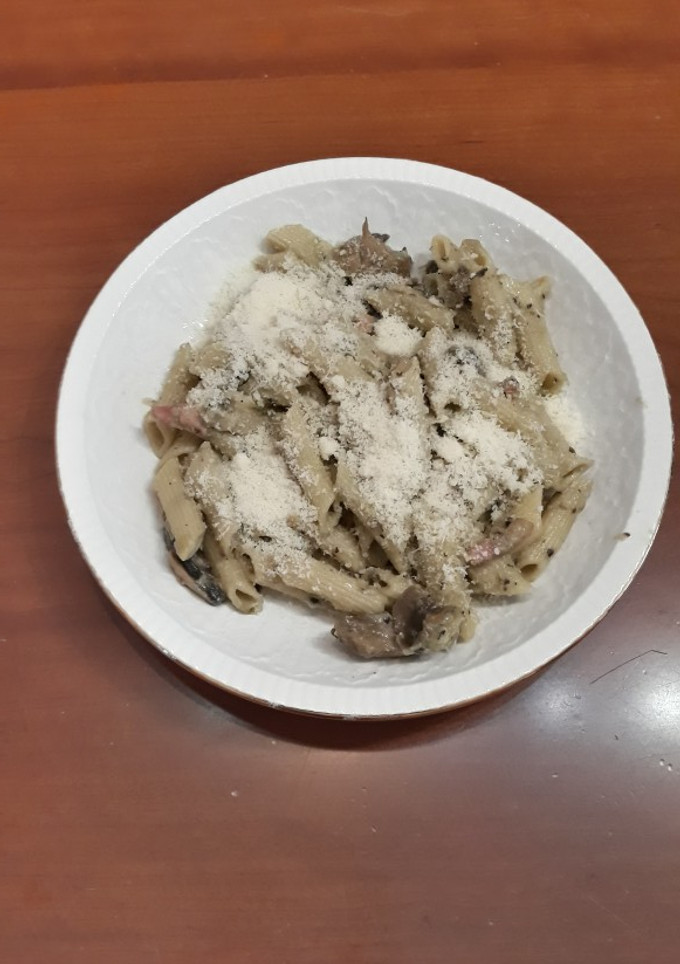 Una foto de Macarrones con salsa de aguacate y bacon