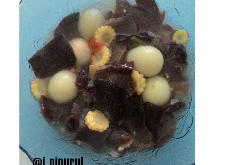 Sup jamur kuping hitam with telur puyuh