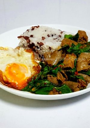 รูปของ ไส้อ่อนผัดใบยี่หร่า