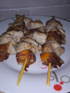 Una foto de Brochetas de pavo, calabaza y jamón
