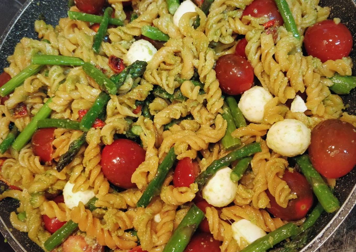 Hélices al pesto con espárragos y cherrys