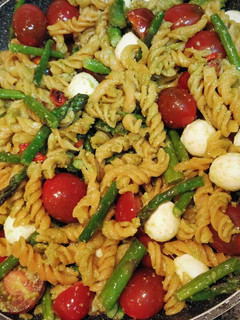 Una foto de Hélices al pesto con espárragos y cherrys