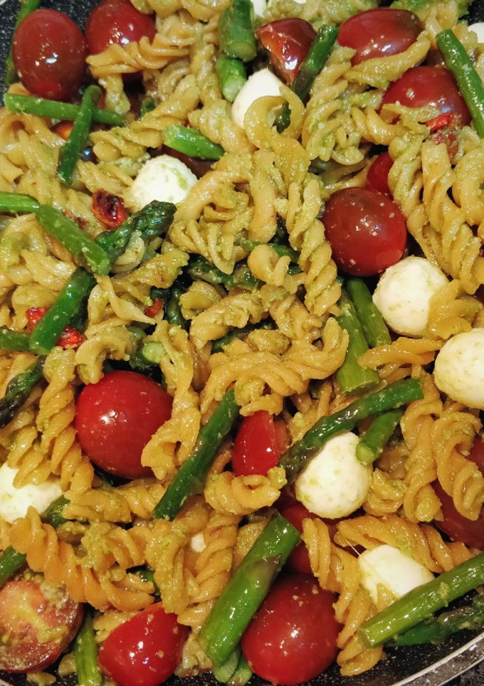 Una foto de Hélices al pesto con espárragos y cherrys