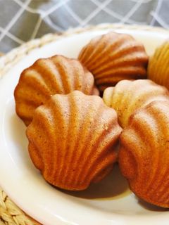 【蜂蜜檸檬瑪德蓮】教你不用高級烤模也能烤出香氣十足又完美的法式經典小糕點how to make madeleine cake 的食譜成品照片