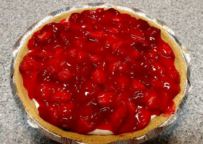 Cream cheese pie with strawberry topping
