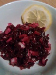 Una foto de Ensalada de remolacha, pepino encurtido y cebolla blanca