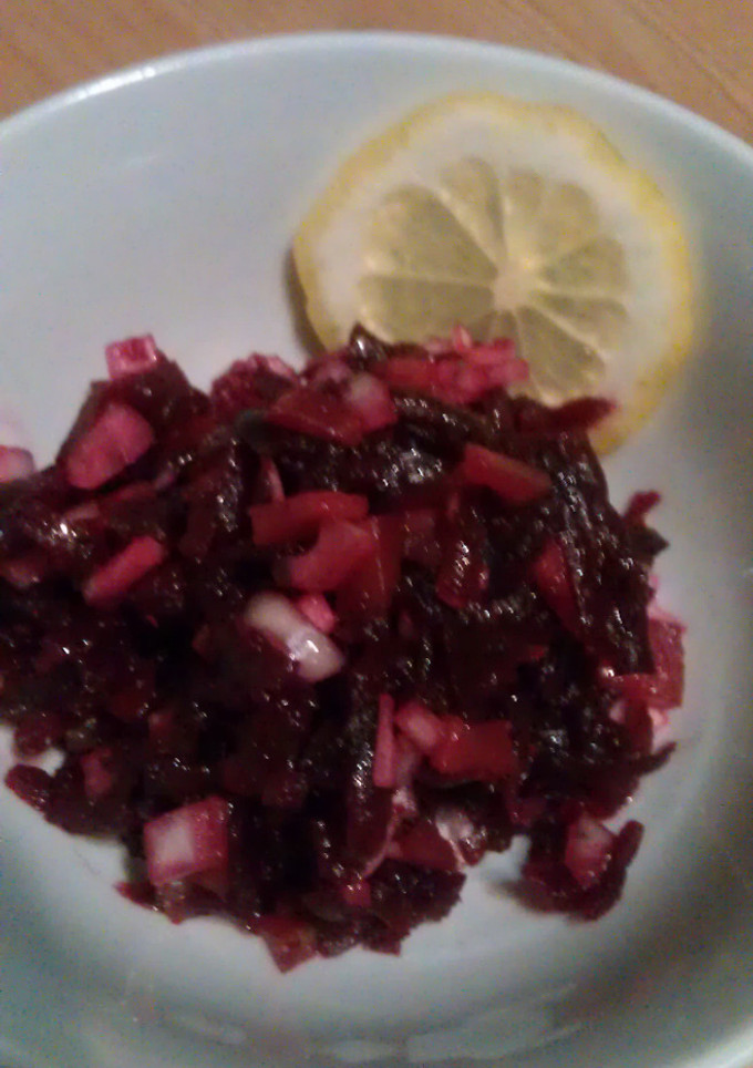 Una foto de Ensalada de remolacha, pepino encurtido y cebolla blanca