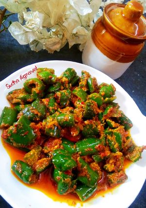 शिमलामिर्च का अचार (shimla mirch ka achar recipe in Hindi) रेसिपी मुख्य फोटो