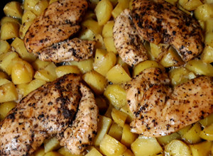 Fokhagymás tepsis burgonya vajpuha fűszeres egész csirkemellel recept fotója