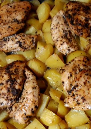 Fokhagymás tepsis burgonya vajpuha fűszeres egész csirkemellel recept fotója