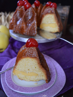 Una foto de Bundt cake de natillas y manzanas