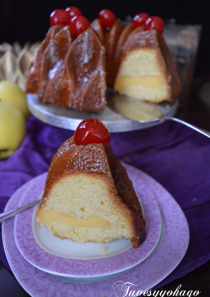 Una foto de Bundt cake de natillas y manzanas